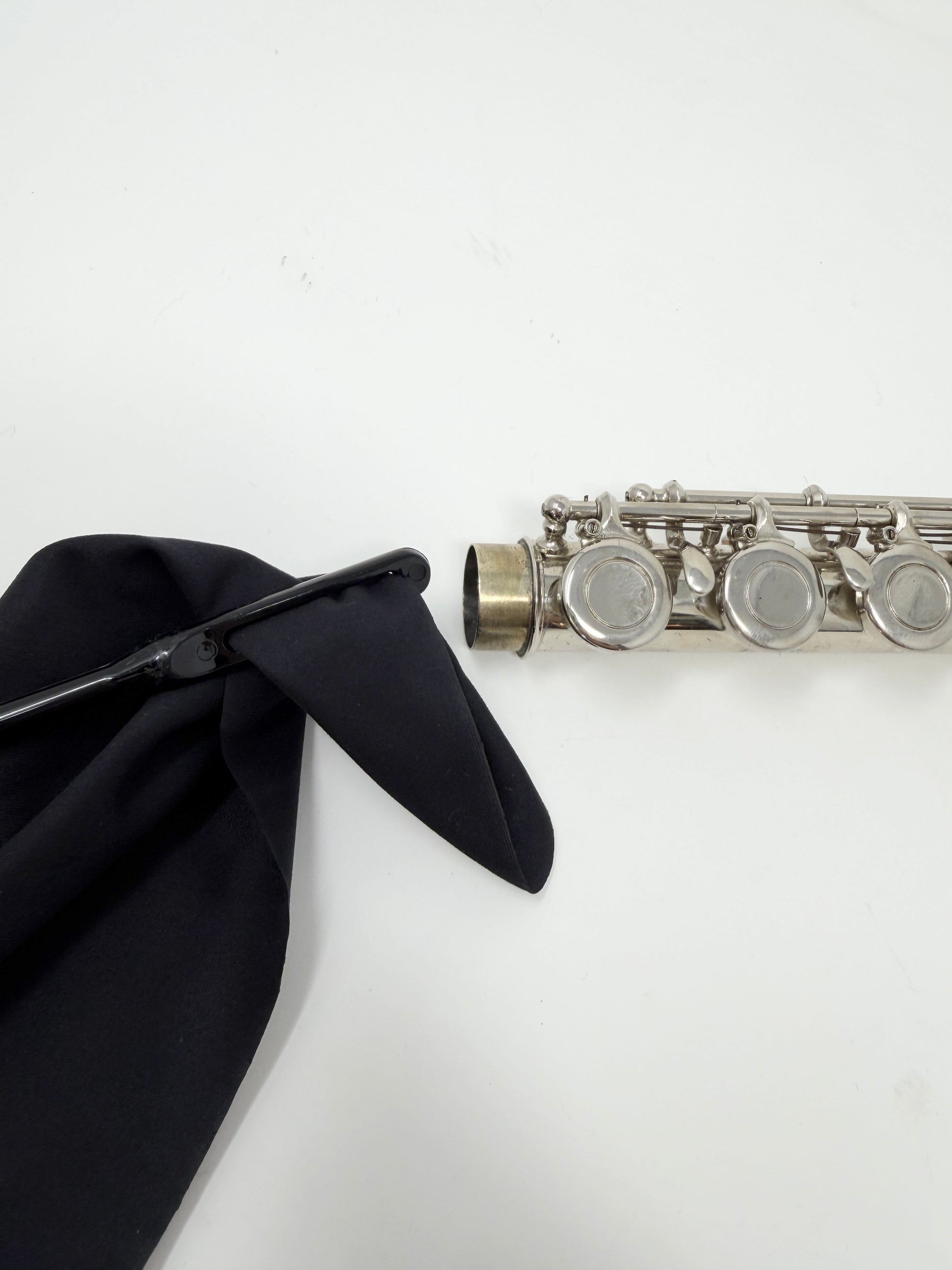 Flute cleaning rod with polishing cloth