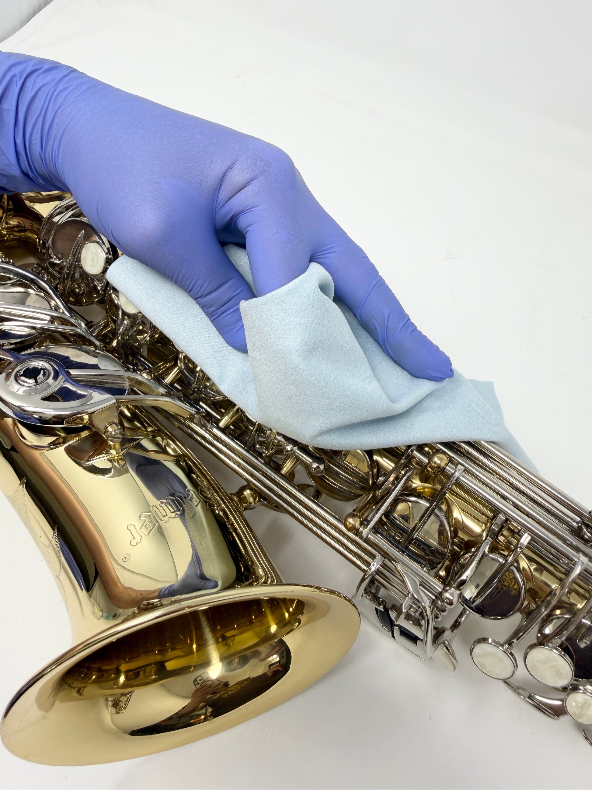 Polishing cloth for a saxophone